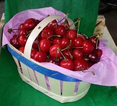 Panier avec légumes et fruits en bois